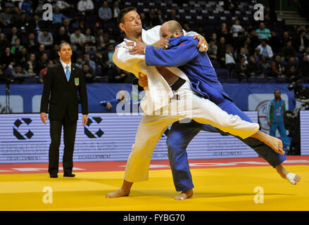 Kazan, Fédération de Russie. Apr 23, 2016. Le judoka Tchèque Lukas Krpalek, la gauche a perdu la bataille avec Grigori Minaskin de l'Estonie au cours de l'Union européenne de judo Championships à Kazan, Russie, le 23 avril 2016. © David Svab/CTK Photo/Alamy Live News Banque D'Images