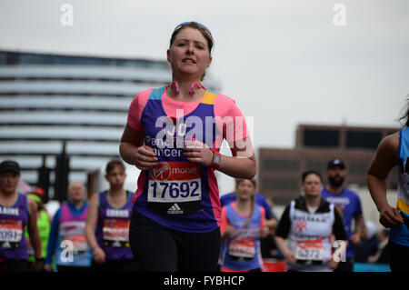 Londres, Royaume-Uni. 24 AVRIL,2016. Les coureurs du Marathon de Londres qui traverse city de Londres Royaume-Uni. Credit : AH288/Alamy Live News Banque D'Images