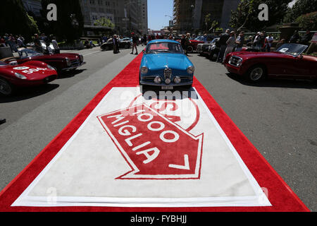 San Francisco, USA. 25 avril, 2016. Les voitures historiques sont à l'écran en face du Fairmont Hotel de San Francisco, États-Unis, le 24 avril 2016. Soixante-sept véhicules historiques à partir d'une douzaine d'États américains ainsi que l'Allemagne et la Colombie ont été affichés en face du Fairmont Hotel de San Francisco le dimanche. © Xinhua/Alamy Live News Banque D'Images