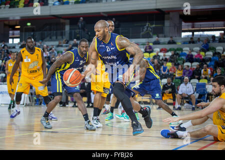 London, UK 24 avril, 2016. London Lions contre Sheffield requins à l'Arène de cuivre dans le parc olympique, les requins Sheffield Sheffield win 78-75. mais l'ensemble des requins gagner Roland Garros. Aucun des requins 21 John Barber avec le ballon. Les Lions' Jamal Williams sur le sol. Copyright Carol Moir/Alamy Live News. Banque D'Images