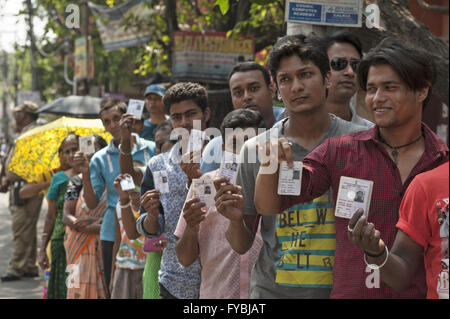 Kolkata, Inde. Apr 25, 2016. Les électeurs indiens montrent leurs cartes d'identité à l'extérieur de l'isoloir avant de voter à Howrah ville de l'État du Bengale-Occidental, Inde, le 25 avril 2016. Il y a six phases d'interrogation pour les élections locales dans l'ouest du Bengale qui a commencé à partir d'avril 4. Credit : Tumpa Mondal/Xinhua/Alamy Live News Banque D'Images