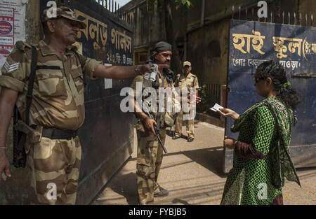 Kolkata, Inde. Apr 25, 2016. Un agent de sécurité indiennes vérifie une carte d'identité de l'électeur avant qu'elle jette son vote à un isoloir à Howrah ville de l'État du Bengale-Occidental, Inde, le 25 avril 2016. Il y a six phases d'interrogation pour les élections locales dans l'ouest du Bengale qui a commencé à partir d'avril 4. Credit : Tumpa Mondal/Xinhua/Alamy Live News Banque D'Images