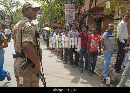 Kolkata, Inde. Apr 25, 2016. Les électeurs indiens se tenir dans une file d'attente pour voter à l'extérieur de l'isoloir à Howrah ville de l'État du Bengale-Occidental, Inde, le 25 avril 2016. Il y a six phases d'interrogation pour les élections locales dans l'ouest du Bengale qui a commencé à partir d'avril 4. Credit : Tumpa Mondal/Xinhua/Alamy Live News Banque D'Images