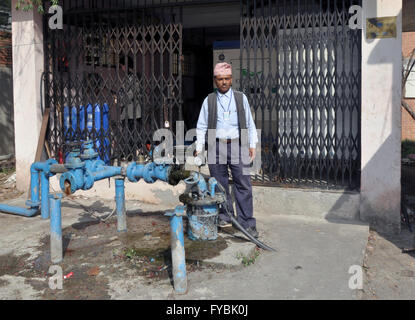 Katmandou, Népal. 06 avr, 2016. Hôpital d'enseignement de l'Université Tribhuvan à Katmandou, Népal, 6 avril 2016 après un an de tremblement de terre. Il y a un an, le Népal gronda avec un énorme tremblement de terre de magnitude 7,8 qui détruit la vie quotidienne à travers la nation himalayenne pauvres. © Tereza Supova/CTK Photo/Alamy Live News Banque D'Images