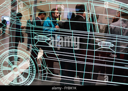 Hanovre, Allemagne. Apr 25, 2016. Personnes visitent le stand de Siemens à la foire industrielle de Hanovre de 2016 à Hanovre, Allemagne, le 25 avril 2016. Plus de 5 200 exposants de plus de 70 pays et régions ont assisté à la foire. Credit : Zhang Fan/Xinhua/Alamy Live News Banque D'Images