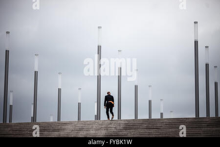 Hanovre, Allemagne. Apr 25, 2016. Un membre du personnel de promenades à travers le parc d'exposition à la foire industrielle de Hanovre de 2016 à Hanovre, Allemagne, le 25 avril 2016. Plus de 5 200 exposants de plus de 70 pays et régions ont assisté à la foire. Credit : Zhang Fan/Xinhua/Alamy Live News Banque D'Images