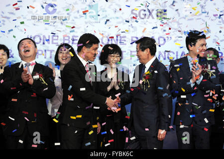 (160425) -- SINGAPOUR, 25 avril 2016 (Xinhua) -- le ministre de Singapour au Bureau du Premier ministre Chan Chun Sing (L, au centre) et le président de la Banque de Construction de Chine (BCC) Wang Hongzhang (R, centre) se serrer la main au cours de la cérémonie de signature du Mémorandum d'entente (PE) qui a eu lieu à Singapour, le 25 avril 2016. La BCC et International Enterprise (IE) ont signé une entente cadre de Singapour lundi, dans lequel BCC fournira 30 milliards de dollars de Singapour (22,2 milliards de dollars américains) de services de financement pour soutenir les entreprises sur des projets d'infrastructures dans le cadre de la ceinture et de l'Initiative de la route. (Xinhua/puis Chih Wey) Banque D'Images