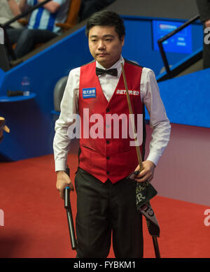 Sheffield, Royaume-Uni. Apr 25, 2016. Ding Junhui de Chine réagit après le deuxième tour contre Judd Trump de l'Angleterre au Championnat du monde de snooker 2016 au théâtre Crucible à Sheffield, Angleterre, le 25 avril 2016. Ding a gagné 13-10. © Jon Buckle/Xinhua/Alamy Live News Banque D'Images