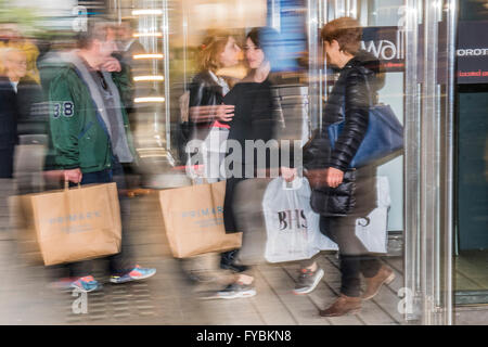 Londres, Royaume-Uni. Apr 25, 2016. Le problème de la concurrence est en partie BHS de l'aime de Primark, mais ses clients semblent avoir un large éventail d'allégeances au détail - BHS tombe dans l'administration fournit comme clients encore visiter le magasin phare d'Oxford Street. Crédit : Guy Bell/Alamy Live News Banque D'Images