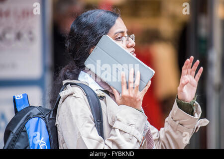 Londres, Royaume-Uni. Apr 25, 2016. La base de clientèle semble varier tant en termes d'appartenance ethnique et d'âge. Une sorte du magasin pour faire un appel sur un téléphone et surdimensionnés remonte dans - BHS tombe dans l'administration fournit comme clients encore visiter le magasin phare d'Oxford Street. Crédit : Guy Bell/Alamy Live News Banque D'Images