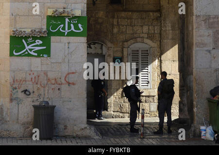 Jérusalem, USA. Apr 19, 2016. La police des frontières israélienne guard une porte dans la vieille ville de Jérusalem. La vie à Jérusalem, Israël et la Palestine est dit être lentement à la normale après des mois d'attaques au cours de laquelle 28 Israéliens et deux américains ont été tués par des attentats palestiniens, l'un par un bus piégé, et au moins 188 Palestiniens tués par des tirs israéliens. © Jay Egelsbach/ZUMA/Alamy Fil Live News Banque D'Images