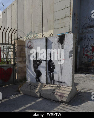 Jérusalem, USA. Apr 15, 2016. La barrière israélienne ou mur de séparation autour de la ville arabe de Bethléem. La vie à Jérusalem, Israël et la Palestine est dit être lentement à la normale après des mois d'attaques au cours de laquelle 28 Israéliens et deux américains ont été tués par des attentats palestiniens, l'un par un bus piégé, et au moins 188 Palestiniens tués par des tirs israéliens. © Jay Egelsbach/ZUMA/Alamy Fil Live News Banque D'Images