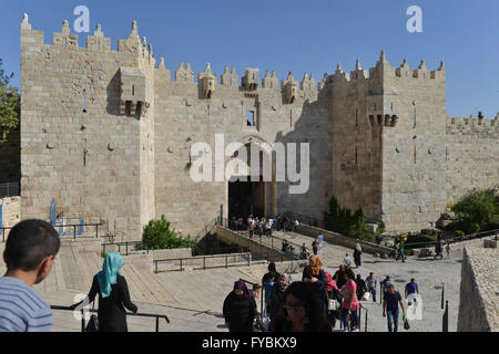 Jérusalem, USA. 20 avr, 2016. La porte de Damas, entrée de la vieille ville de Jérusalem, de l'emplacement de plusieurs attaques de couteau. La vie à Jérusalem, Israël et la Palestine est dit être lentement à la normale après des mois d'attaques au cours de laquelle 28 Israéliens et deux américains ont été tués par des attentats palestiniens, l'un par un bus piégé, et au moins 188 Palestiniens tués par des tirs israéliens. © Jay Egelsbach/ZUMA/Alamy Fil Live News Banque D'Images