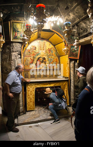 Jérusalem, USA. Apr 15, 2016. Visiteur à un site dit traditionnellement d'être le lieu de la naissance de Jésus de Nazareth. La vie à Jérusalem, Israël et la Palestine est dit être lentement à la normale après des mois d'attaques au cours de laquelle 28 Israéliens et deux américains ont été tués par des attentats palestiniens, l'un par un bus piégé, et au moins 188 Palestiniens tués par des tirs israéliens. © Jay Egelsbach/ZUMA/Alamy Fil Live News Banque D'Images