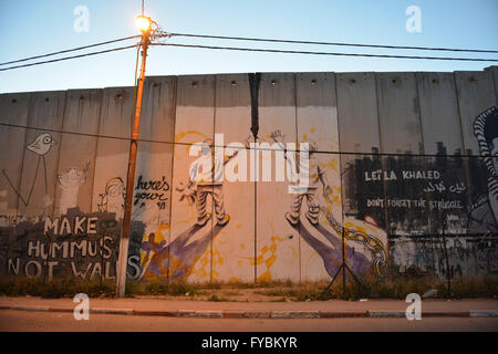 Jérusalem, USA. 20 avr, 2016. L'Israelii barrière de Cisjordanie ou de séparation mur qui entoure la ville arabe de Bethléem. La vie à Jérusalem, Israël et la Palestine est dit être lentement à la normale après des mois d'attaques au cours de laquelle 28 Israéliens et deux américains ont été tués par des attentats palestiniens, l'un par un bus piégé, et au moins 188 Palestiniens tués par des tirs israéliens. © Jay Egelsbach/ZUMA/Alamy Fil Live News Banque D'Images