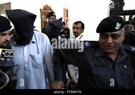 Tous les responsables de la police a arrêté six suspects qui impliqué dans le meurtre de conseiller spécial auprès du ministre en chef Soran Singh, au cours de conférence de presse au siège de lignes de la Police à Peshawar le lundi 25 avril, 2016. Six suspects arrêtés en lien avec le meurtre. D'entre eux, un homme Baldev Kumar a admis d'obtenir Soran Singh assassiné plus de ticket de l'élection contestée. Banque D'Images