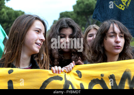 Rome, Italie. Apr 25, 2016. Manifestation à Rome pour celebratess au départ de résistance le Colisée, avec un arrêt à Porta San Paolo - lieu historique de la libération à Rome - et la conclusion de l'Ararat - kurdes menacés d'expulsion - pour un moratoire immédiat sur les expulsions et les expulsions. © Patrizia Cortellessa/Pacific Press/Alamy Live News Banque D'Images