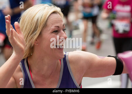 Concurrents dans le Marathon de Londres qui traversent le Canary Wharf, London Immobilier Banque D'Images