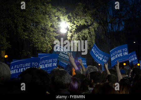 Hartford, Connecticut, USA. 24 avril, 2016. Les partisans de Bernie Sanders hold s'inscrit pendant un discours à un rassemblement à Hartford, Connecticut. Bernie Sanders est un candidat démocrate qui tourne contre Hillary Clinton lors des élections primaires de 2016. Al Thompson/Alamy Live News Banque D'Images