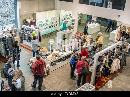 La péninsule de Reykjanes, au sud-ouest de l'Islande, de l'Islande. 5 Août, 2015. Les visiteurs dans le célèbre spa géothermal Blue Lagoon boutique de cadeaux. Situé dans un champ de lave dans GrindavÃ-k sur la péninsule de Reykjanes, au sud-ouest de l'Islande. C'est une destination touristique et l'une des attractions les plus visitées de l'Islande, où le tourisme est devenu un secteur en pleine croissance de l'économie. © Arnold Drapkin/ZUMA/Alamy Fil Live News Banque D'Images