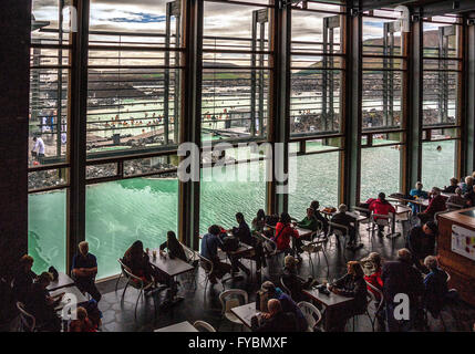 La péninsule de Reykjanes, au sud-ouest de l'Islande, de l'Islande. 5 Août, 2015. Les visiteurs dans le célèbre spa géothermal Blue Lagoon Restaurant. Situé dans un champ de lave dans GrindavÃ-k sur la péninsule de Reykjanes, au sud-ouest de l'Islande. C'est une destination touristique et l'une des attractions les plus visitées de l'Islande, où le tourisme est devenu un secteur en pleine croissance de l'économie. © Arnold Drapkin/ZUMA/Alamy Fil Live News Banque D'Images