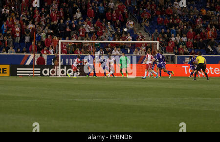 Harrison, New York, USA. 24 avril, 2016. Red Bulls joueurs attaque sur Red Bulls arena lors de match contre Orlando City SC, Red Bulls a gagné avec score 3-2 Crédit : lev radin/Alamy Live News Banque D'Images