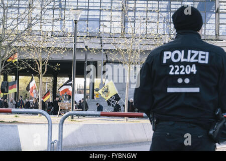 Berlin, Berlin, Allemagne. Apr 25, 2016. Les manifestants pendant le rallye Baergida de droite en face de la gare centrale de Berlin. Baergida, une anti-immigration, anti-islamiques, mouvement d'extrême droite se réunissent pour la 69ème fois depuis leur première manifestation en janvier 2015. © Jan Scheunert/ZUMA/Alamy Fil Live News Banque D'Images