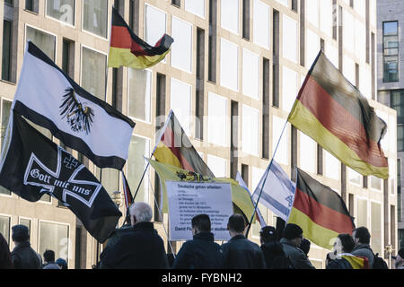 Berlin, Berlin, Allemagne. Apr 25, 2016. Les manifestants pendant le rallye Baergida de droite en face de la gare centrale de Berlin. Baergida, une anti-immigration, anti-islamiques, mouvement d'extrême droite se réunissent pour la 69ème fois depuis leur première manifestation en janvier 2015. © Jan Scheunert/ZUMA/Alamy Fil Live News Banque D'Images