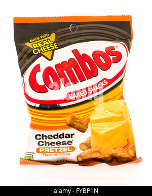 Winneconni, WI - 19 juin 2015 : Sac de combos à saveur de cheddar Banque D'Images