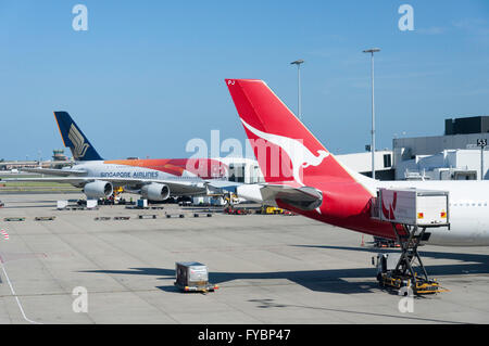 Qantas et Singapore Airlines à l'aéroport de Sydney Kingsford Smith, Mascot, Sydney, New South Wales, Australia Banque D'Images