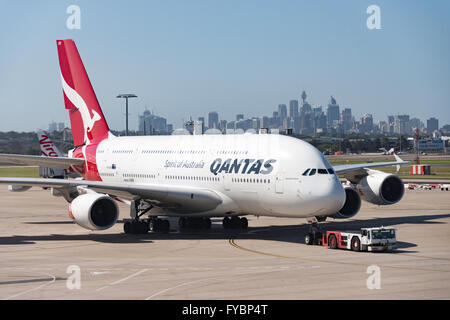 Qantas Airbus A380 avec la CDB dans la distance à l'aéroport de Sydney Kingsford Smith, Mascot, Sydney, New South Wales, Australia Banque D'Images