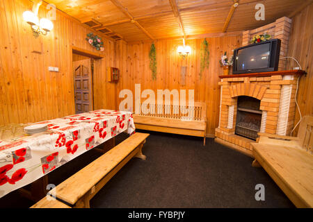 Appartement cottage en bois avec cheminée Banque D'Images