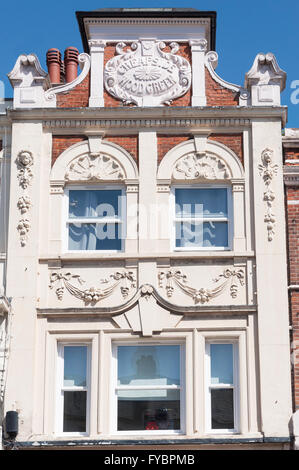 Pargeting sur le bâtiment, Cheapside High Road, Wood Green, London Borough of Haringey, Greater London, Angleterre, Royaume-Uni Banque D'Images