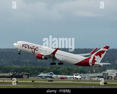 Air Canada rouge Boeing 767-300ER (767) C-FMWY prendre un avion décollant de l'Aéroport International de Vancouver Canada aéroporté Banque D'Images