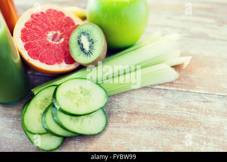 Close up de fruits mûrs et légumes sur la table Banque D'Images