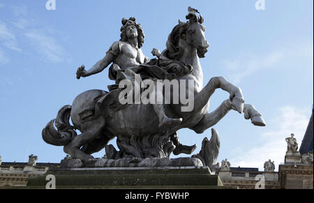 Statue de Louis XIV près du Louvre Paris France Banque D'Images