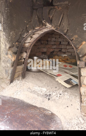 Dakos Zwieback Pain sécher dans un vieux four à bois, en Crète. Les fours étaient communs dans les vieilles maisons de village mais sont aujourd'hui peu utilisé Banque D'Images