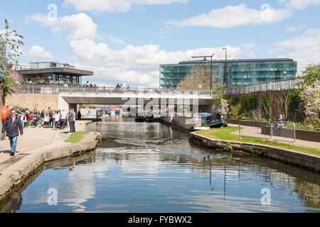 Regents Canal, par Grenier Square Kings Place avec en arrière-plan, Kings Cross, London, UK Banque D'Images