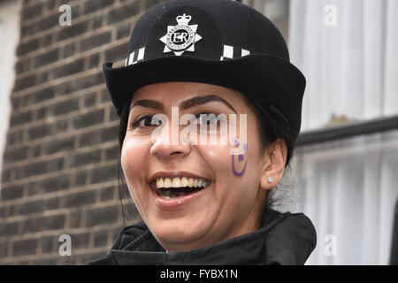 Liaison Communautaire femme agent de police,avec smiley face painting sur sa joue,mars,austérité Anti Gower Street, London UK Banque D'Images