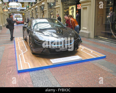 100 ans de la BMW. Le State Department Store. Moscou. La BMW i8. Voiture de sport Banque D'Images