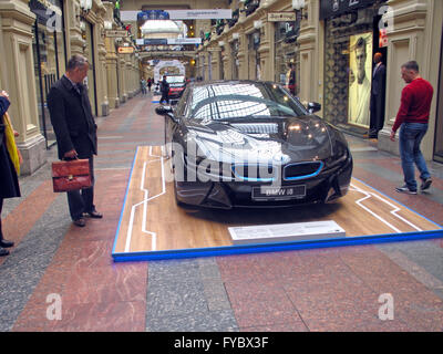 100 ans de la BMW. Le State Department Store. Moscou. La BMW i8. Voiture de sport Banque D'Images