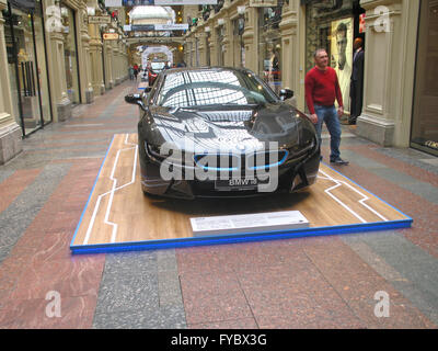 100 ans de la BMW. Le State Department Store. Moscou. La BMW i8. Voiture de sport Banque D'Images