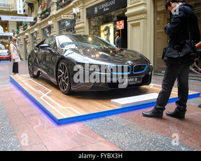 100 ans de la BMW. Le State Department Store. Moscou. La BMW i8. Voiture de sport Banque D'Images