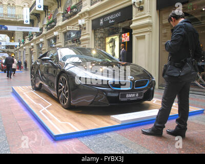 100 ans de la BMW. Le State Department Store. Moscou. La BMW i8. Voiture de sport Banque D'Images