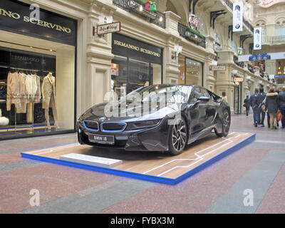 100 ans de la BMW. Le State Department Store. Moscou. La BMW i8. Voiture de sport Banque D'Images