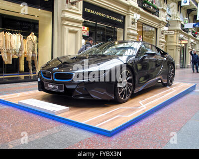 100 ans de la BMW. Le State Department Store. Moscou. La BMW i8. Voiture de sport Banque D'Images