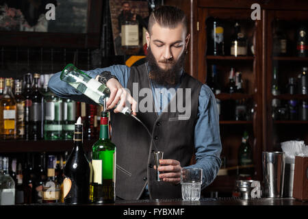 Barman est expert en cocktail. Banque D'Images