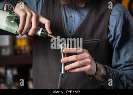 Verser l'alcool dans le barman pop métal Banque D'Images