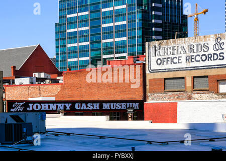 Vue sur le toit du musée de Johnny Cash signe sur 3rd Ave S dans le centre de Nashville Banque D'Images