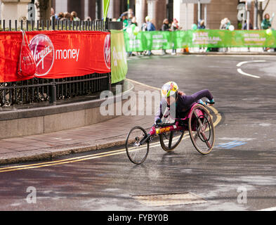 Amanda Mcgrory concurrentes dans la course en fauteuil roulant d'élite pendant le marathon de Londres elle a terminé en 4e place dans un temps de 01:47:41 Banque D'Images